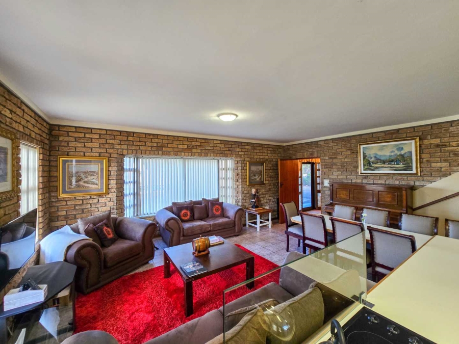 5 Bedroom Property for Sale in Stilbaai Wes Western Cape